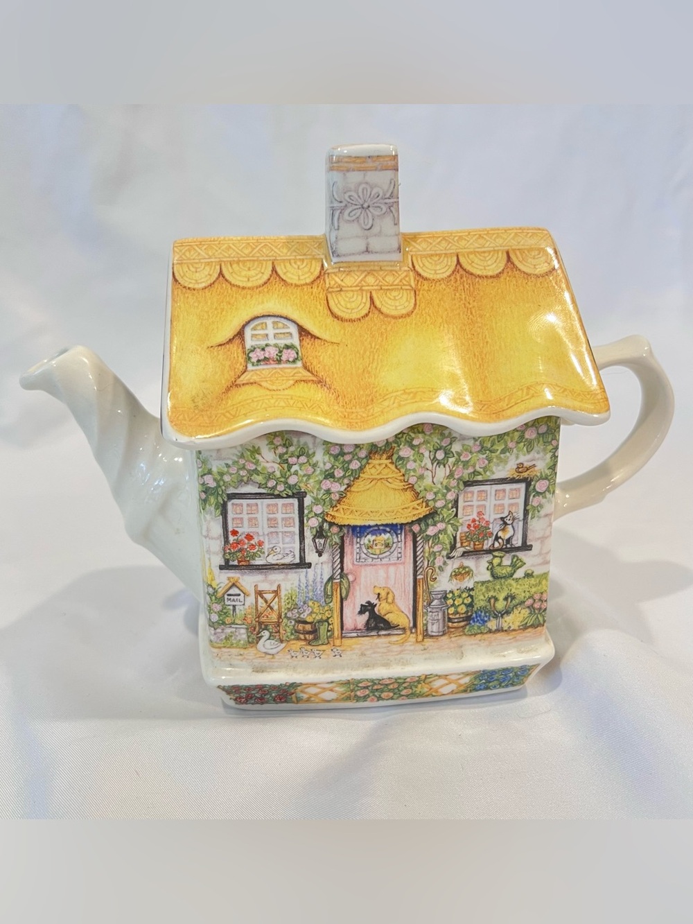 Vintage Windsor England Cottage House Novelty Teapot